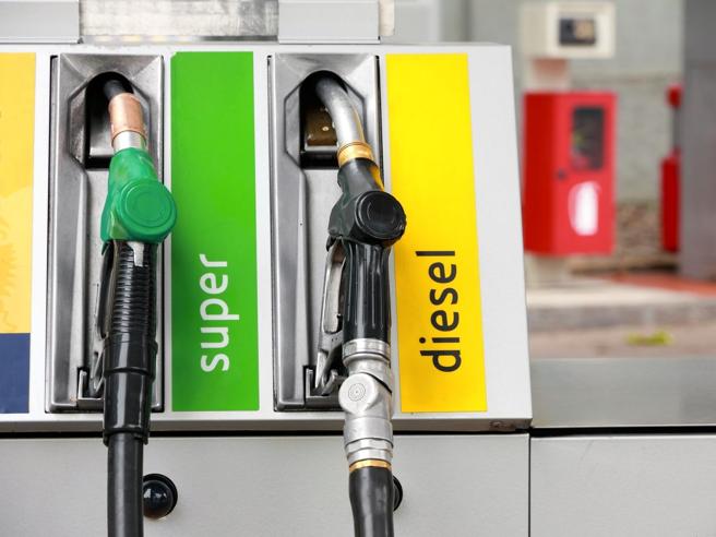 GDF Foggia: Controlli sui Prezzi dei Carburanti, Contestate 26 Irregolarità e Scoperti 2 Distributori Abusivi