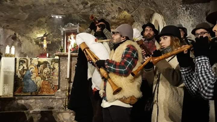 Zampognari di Monte SantAngelo: Melodie Natalizie nel Gargano Il gruppo 