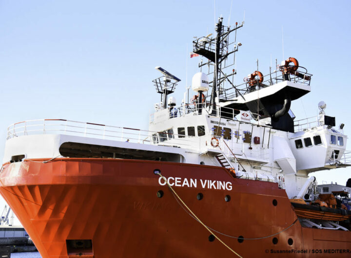 Arrivata in porto a Brindisi nave Ocean Viking con 261 migranti