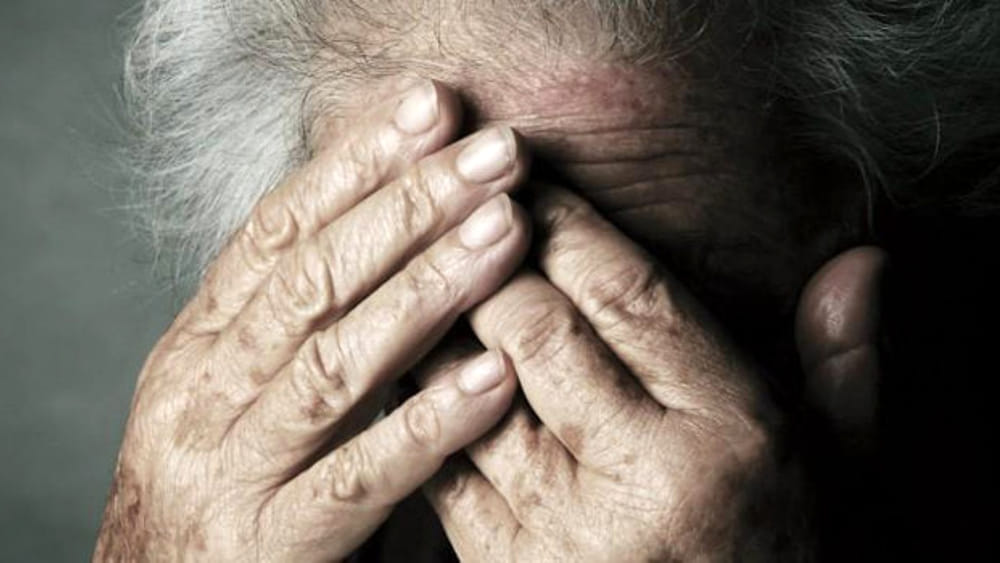 Badante tenta di strangolare anziana: Dramma a Foggia