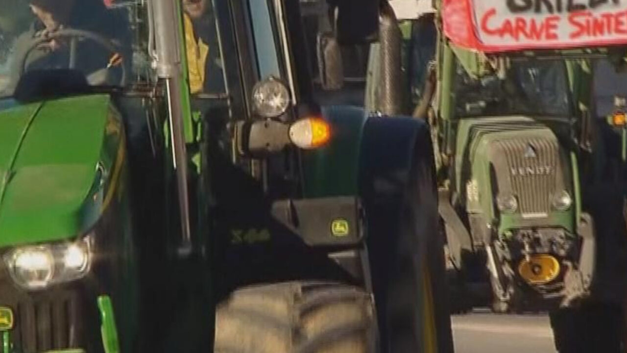 Foggia sotto assedio: Agricoltori infuriati riempiono il centro con trattori