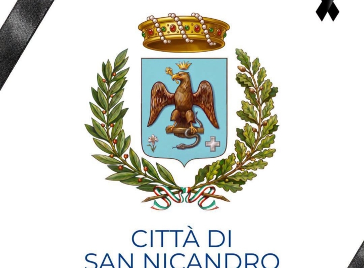 Manifesto di lutto cittadino affisso a San Nicandro Garganico per la morte di un giovane.