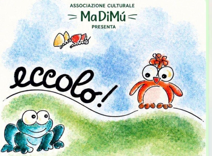 Bambini e famiglie assistono a uno spettacolo di pupazzi in piazza.