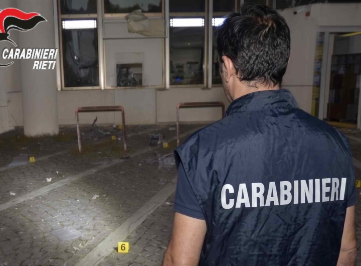 Carabinieri arrestano uomo di Cerignola dopo assalto a bancomat esploso.