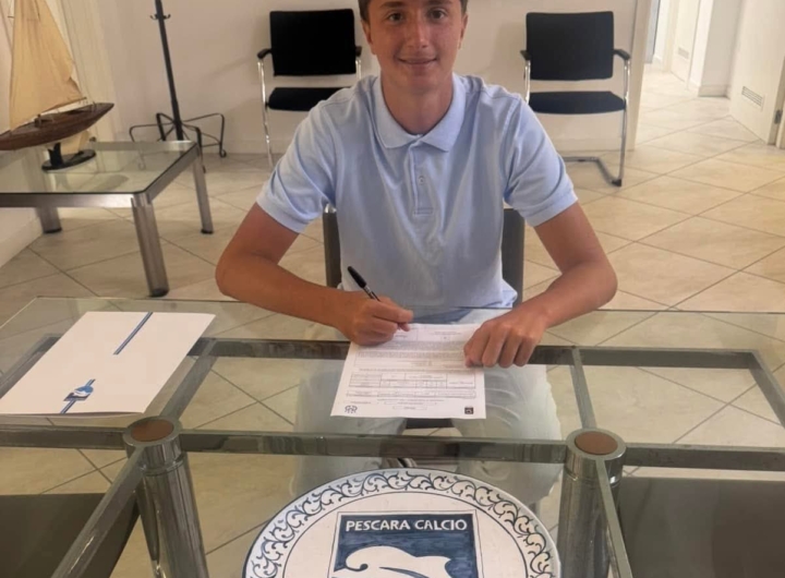 Il portiere Angelo Maggiano in divisa da calcio, sorridente, con lo sfondo di un campo.