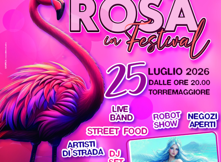 Immagine della Notte Rosa a Torremaggiore con persone che festeggiano e luci colorate.