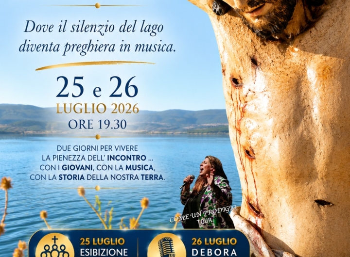 Lago di Varano al tramonto con palco per concerti e persone che assistono.