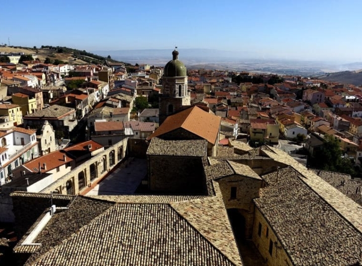 Immagine del borgo medievale di Pietramontecorvino, sede del Festival Internazionale dei Templari.