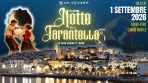 Immagine di persone che ballano la tarantella in un anfiteatro sotto le stelle.
