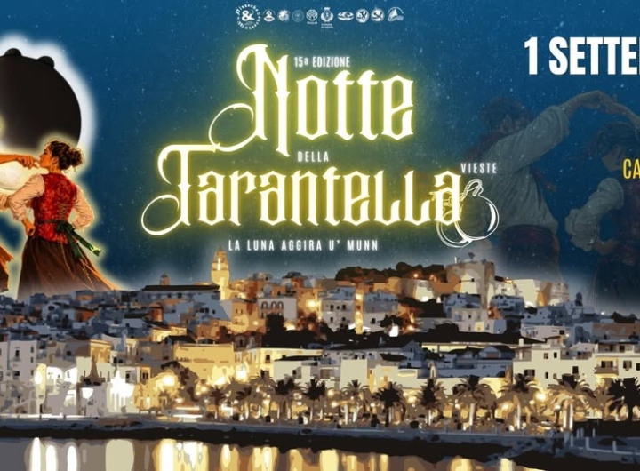 Immagine di persone che ballano la tarantella in un anfiteatro sotto le stelle.