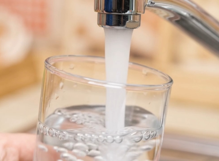 Inaugurazione dell'acqua potabile a Foce Varano con autorità e cittadini.