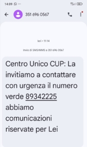 Telefono cellulare con messaggio SMS di truffa CUP e simbolo di allarme.
