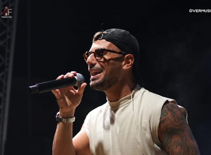 Angelo Famao canta sul palco in Piazza Giovanni Paolo II ad Apricena.