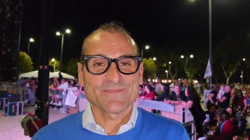 Piazza gremita ad Apricena per la festa dei 15 anni di Uniti per Cambiare.