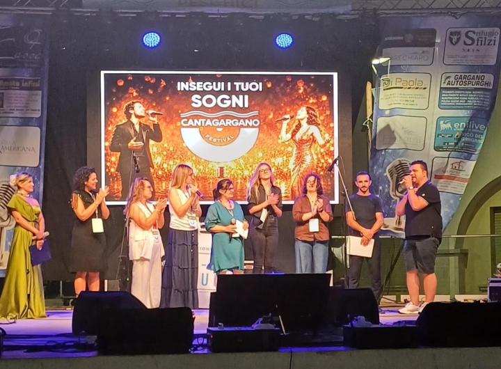 Pubblico numeroso in Piazza Pertini a Peschici durante la seconda tappa di CantaGargano 2026.