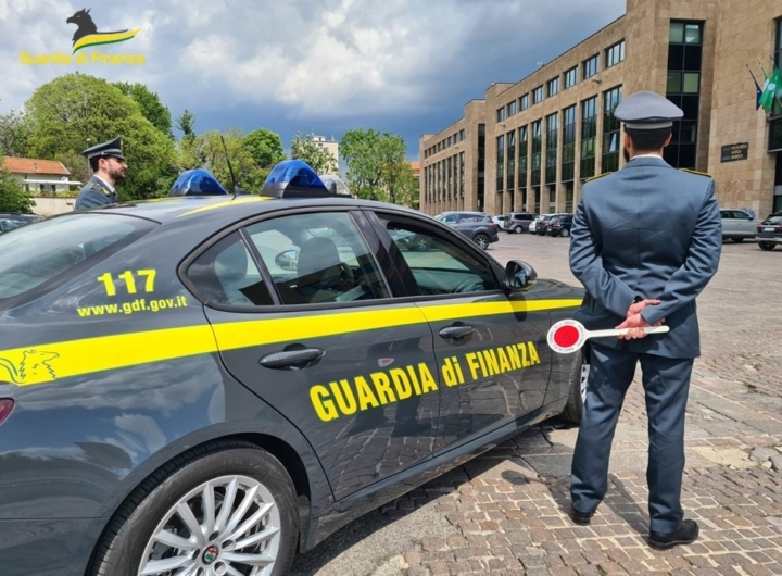 Guardia di Finanza in azione su un'imbarcazione durante controlli in mare nel Gargano.