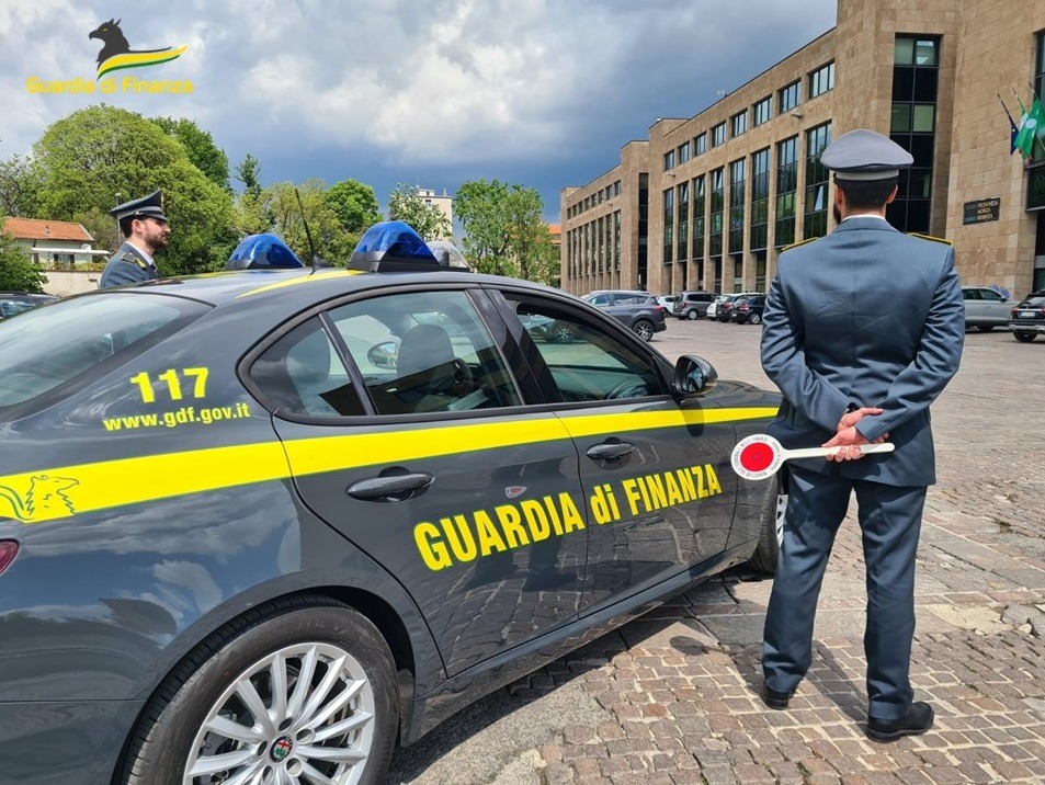 Guardia di Finanza in azione su un'imbarcazione durante controlli in mare nel Gargano.