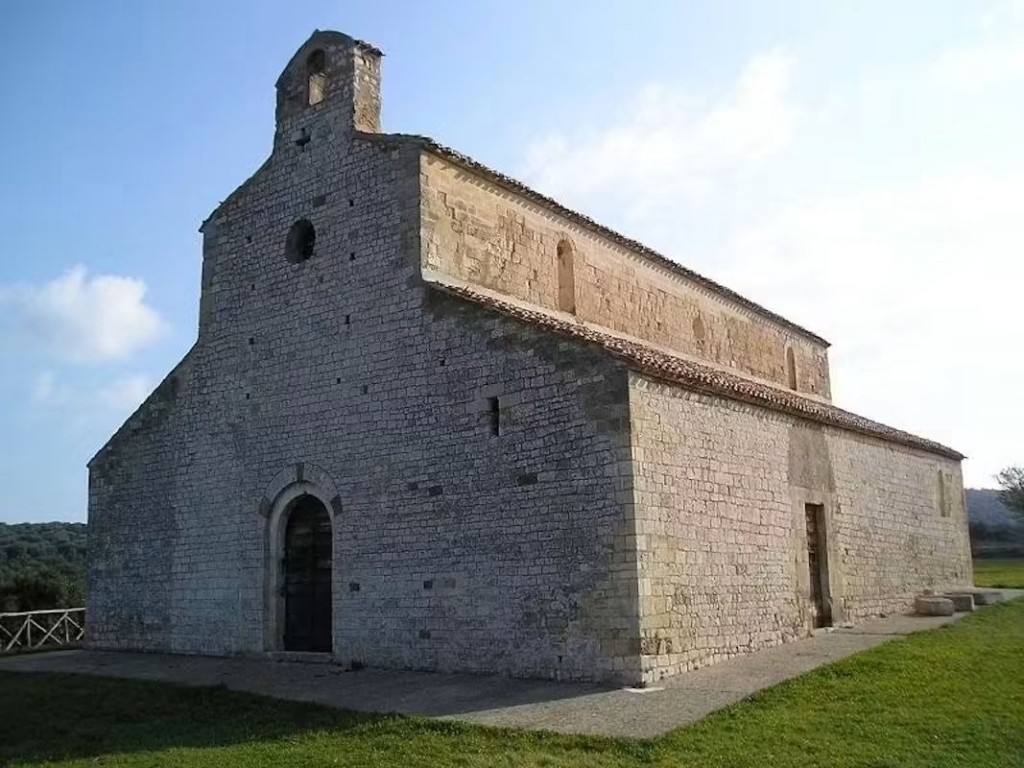 Veduta esterna della Chiesa di Santa Maria di Devia, un antico edificio religioso in Puglia.