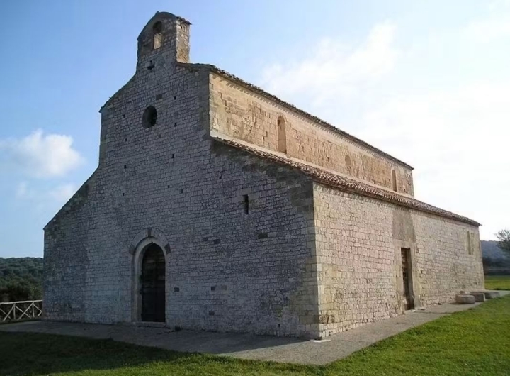 Veduta esterna della Chiesa di Santa Maria di Devia, un antico edificio religioso in Puglia.