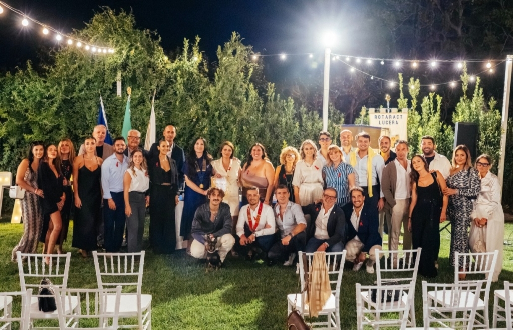 Persone riunite a Villa Pamos per una serata di solidarietà contro la violenza di genere.