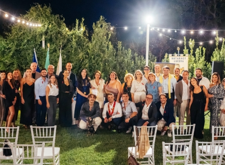 Persone riunite a Villa Pamos per una serata di solidarietà contro la violenza di genere.
