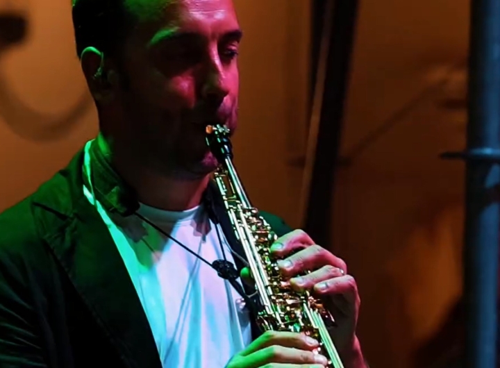 Orchestra Popolare del Carpino in Folk suona tarantella in piazza a Imola.