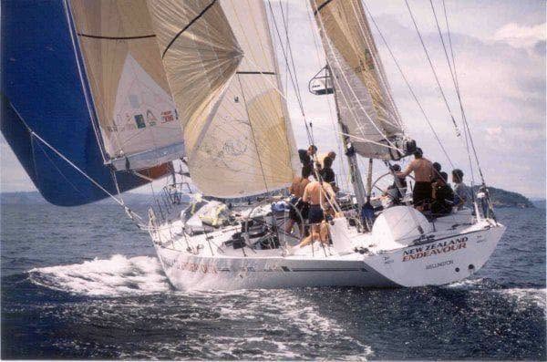 La storica maxi-scaff New Zealand Endeavour naviga in mare aperto, con vele spiegate.