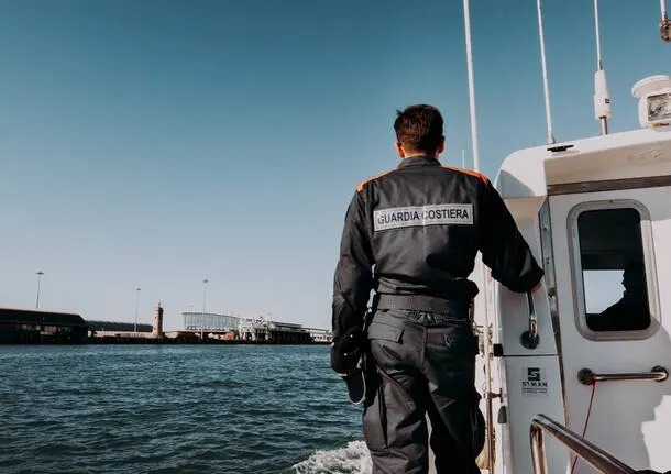 Motovedetta della Guardia Costiera CP 880 in azione durante un salvataggio in mare.
