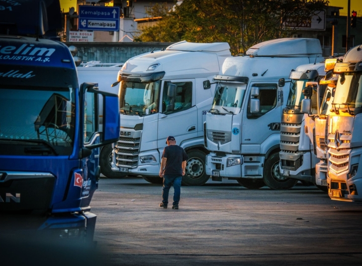 Immagine di un tir ribaltato in un campo agricolo adiacente alla strada provinciale 109. [ARTICOLO] Un mezzo pesante si è ribaltato mercoledì 30 settembre lungo la Strada Provinciale 109, che collega Lucera a San Severo. Il tir ha perso il controllo, finendo fuori carreggiata in un terreno agricolo e disperdendo parte del suo carico. Fortunatamente, il conducente è rimasto illeso. Il sinistro riaccende con urgenza il dibattito sulle condizioni di sicurezza della SP 109, ex Statale 160, un'infrastruttura strategica per i collegamenti tra i Monti Dauni, il Tavoliere e la rete autostradale, oltre che per l'accesso a servizi essenziali e attività economiche. Lavori bloccati e pericoli noti: l'appello del territorio Il tratto compreso tra il km 5+300 e il km 10+510, ancora da adeguare, presenta criticità note da tempo agli automobilisti: una carreggiata stretta, un fondo stradale deteriorato e avvallamenti. Queste condizioni diventano particolarmente pericolose al transito di mezzi pesanti, e l'arteria è stata purtroppo teatro di numerosi incidenti, alcuni dei quali mortali. Nonostante il Consiglio regionale abbia fatto il punto su un progetto di adeguamento che prevede l'allargamento della carreggiata e la revisione del tracciato, e siano stati stanziati 35 milioni di euro per l'opera, i cantieri non sono ancora partiti. Permangono, infatti, criticità tecniche e autorizzative, in particolare legate a due ponticelli presenti lungo il percorso. Dal territorio si leva un pressante appello ad accelerare le procedure. "Non si può aspettare l'ennesima tragedia", denunciano automobilisti e pendolari, che da mesi segnalano le difficoltà quotidiane e le precarie condizioni della carreggiata.