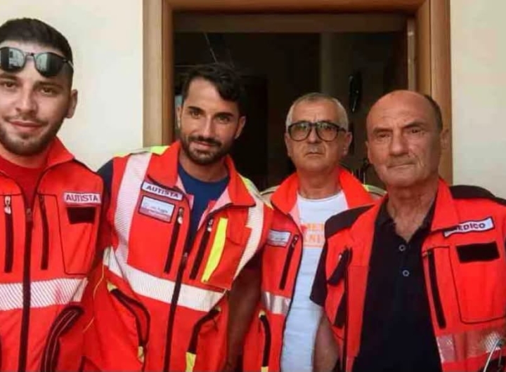 Personale medico di emergenza in azione, salvataggio vita Vico del Gargano.