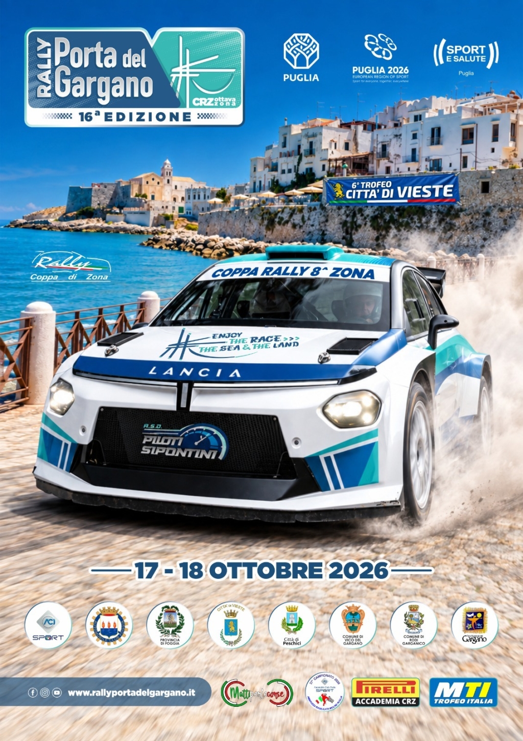 Auto da rally sfrecciano sulle strade panoramiche di Vieste per il Rally Porta del Gargano.