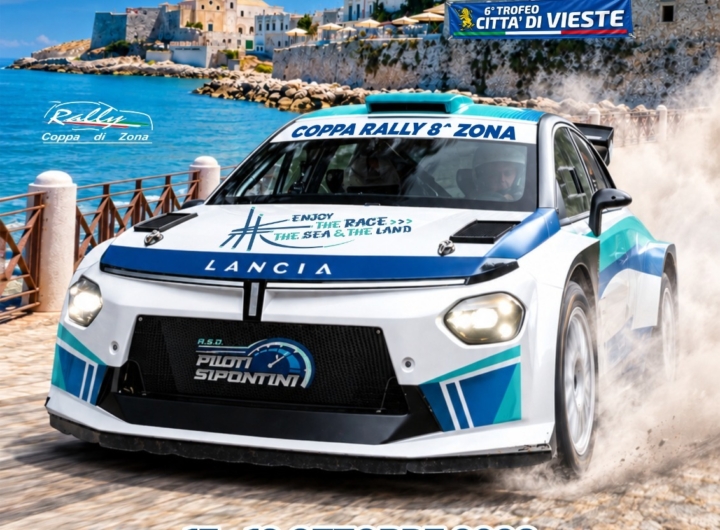 Auto da rally sfrecciano sulle strade panoramiche di Vieste per il Rally Porta del Gargano.