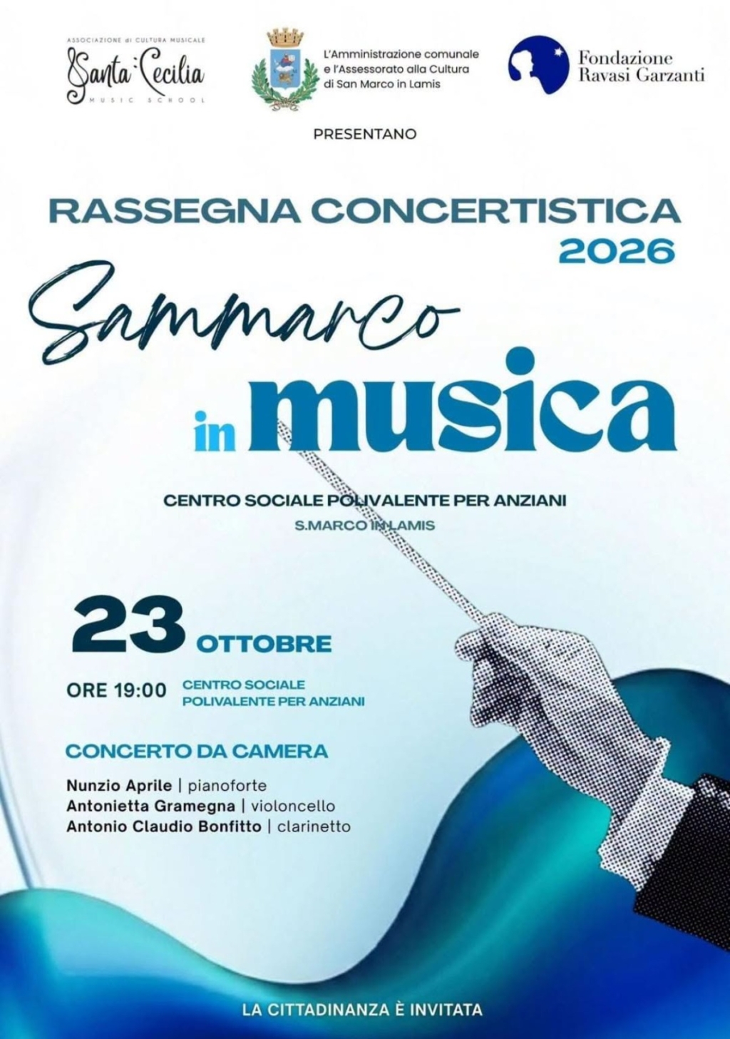 Un trio musicale esegue musica classica con pianoforte, violoncello e clarinetto a San Marco in Lamis.