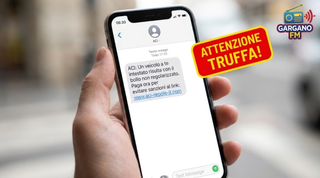 Smartphone con SMS fraudolento ACI e icona di allerta, simbolo di truffa.