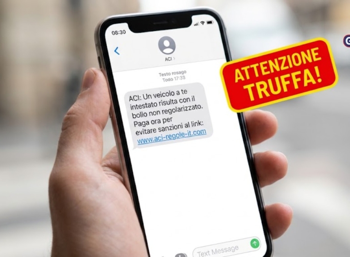 Smartphone con SMS fraudolento ACI e icona di allerta, simbolo di truffa.