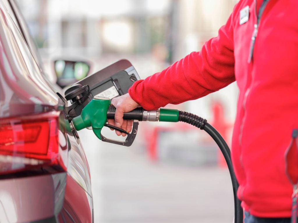 Cisterne di carburante scortate dalla polizia tra i presidi di protesta a Foggia.