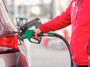 Cisterne di carburante scortate dalla polizia tra i presidi di protesta a Foggia.