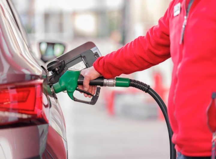 Cisterne di carburante scortate dalla polizia tra i presidi di protesta a Foggia.