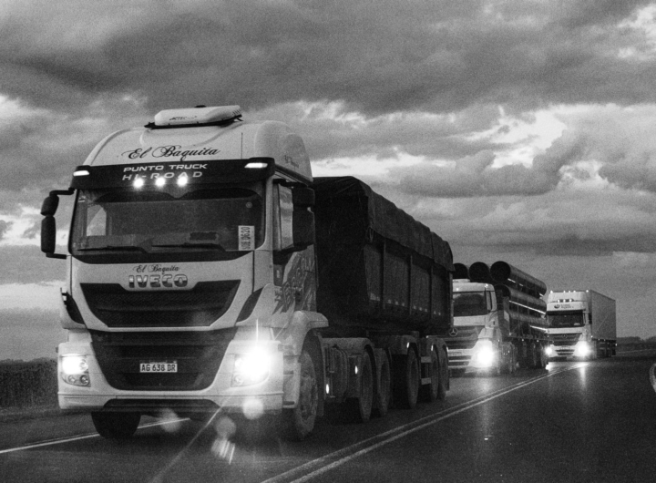 Camion e manifestanti bloccano la SS16 Foggia-San Severo durante la protesta contro il caro carburanti.