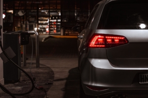 Automobili in lunga fila davanti a un distributore di carburante in Puglia al tramonto