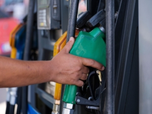 Un gruppo di persone discute animatamente durante un dibattito pubblico sui carburanti.