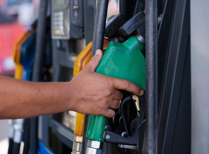 Un gruppo di persone discute animatamente durante un dibattito pubblico sui carburanti.