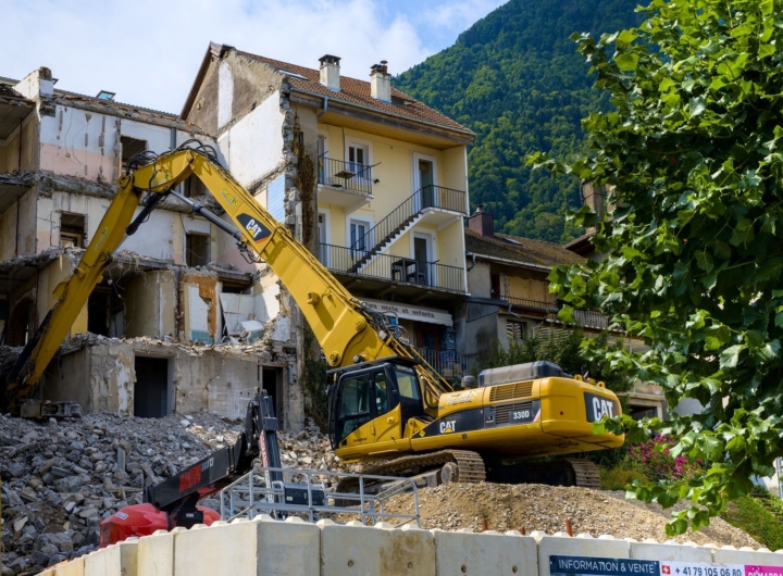 Ruspe in azione per la demolizione di un edificio abusivo nel Parco del Gargano.