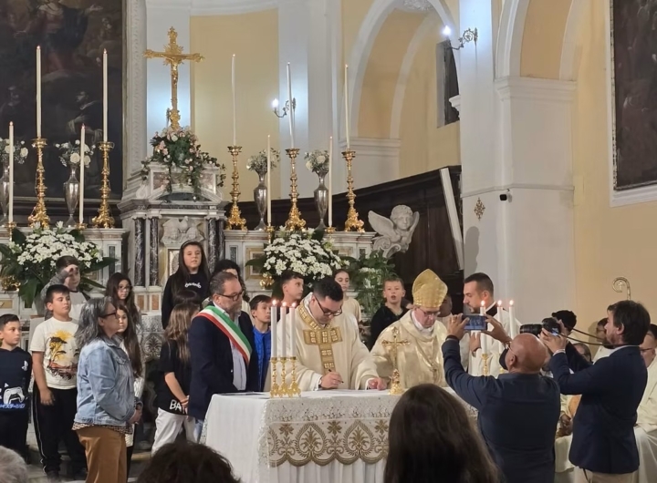 Don Matteo Totaro durante la cerimonia di insediamento come parroco nella chiesa di Vico del Gargano.