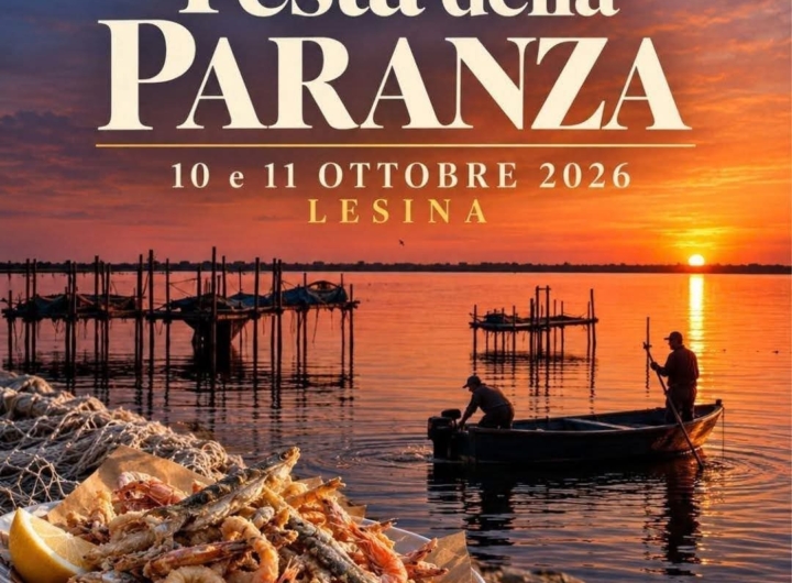Pescatori friggono pesce della paranza in riva al lago di Lesina, con persone che degustano.