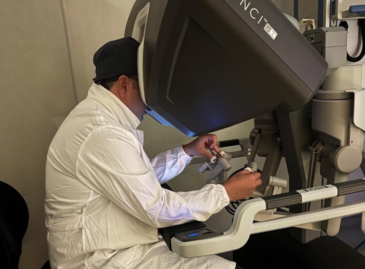 Robot da Vinci XI in sala operatoria al Policlinico Foggia per chirurgia ginecologica.