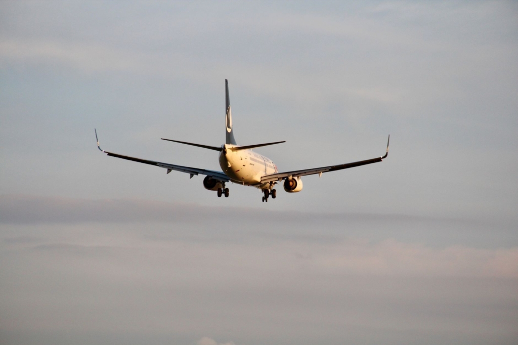 Un aereo di linea in fase di rullaggio sulla pista dell'aeroporto Gino Lisa di Foggia.