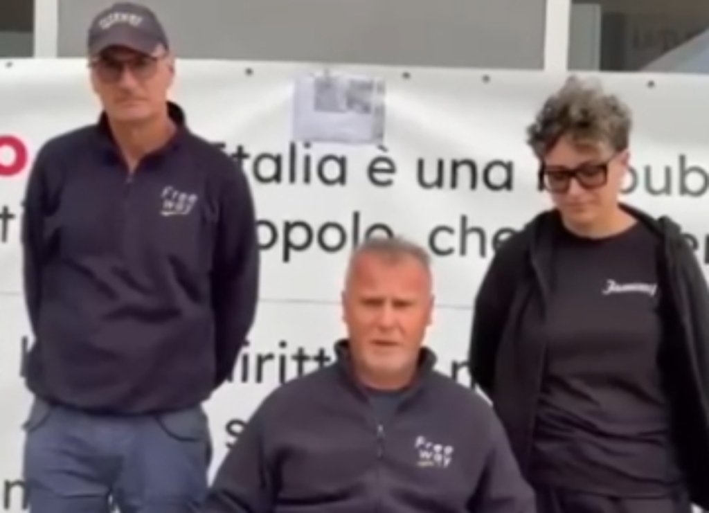 Michele Finizio, titolare del distributore Freeway, seduto in sciopero della fame.