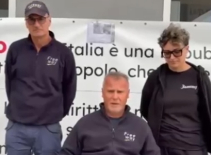 Michele Finizio, titolare del distributore Freeway, seduto in sciopero della fame.