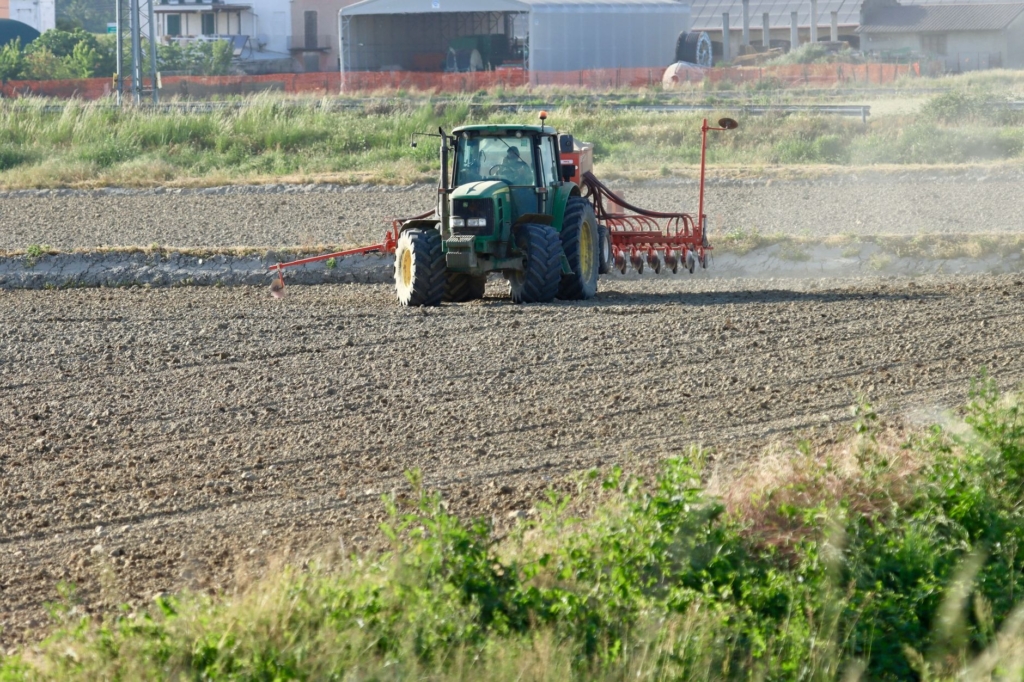 Agricoltori pugliesi protestano con i trattori per chiedere aiuti economici alla Regione